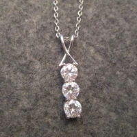 /public/photos/live/Three Stone Round Moissanite Bar Diamond Pendant  813 (2).webp